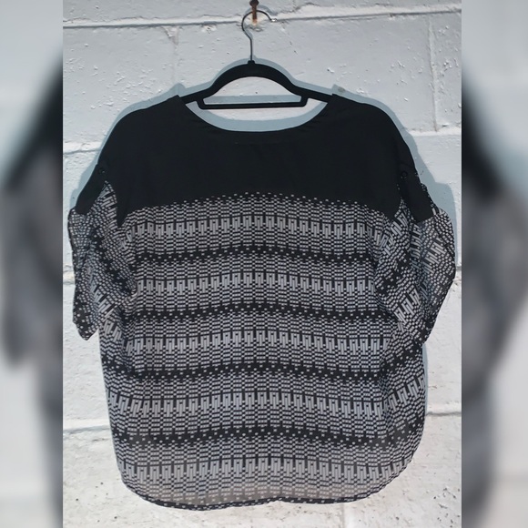 Beautiful Black & White Versatile Top! - Picture 3 of 3